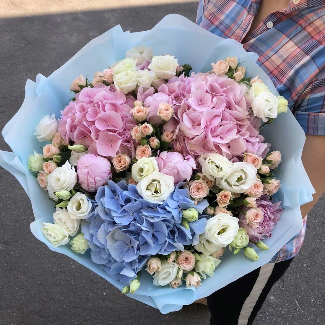 Bouquet Créateur - Bleu ciel & touche de rose poudré ou saumon - Fleurs  créations